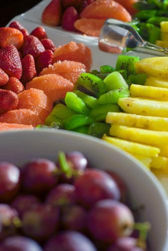 two bowls of fruit and vegetables on a table at Hotel Casa Higueras in Valparaíso