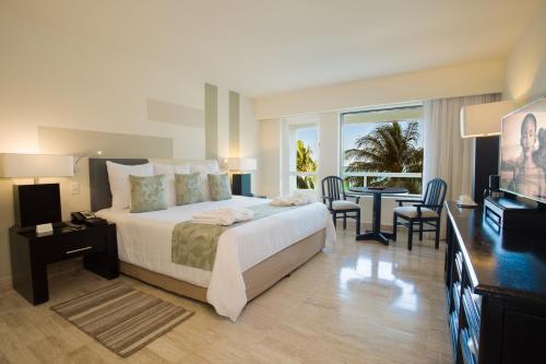 Ein Bett oder Betten in einem Zimmer der Unterkunft Dreams Sands Cancun Resort & Spa