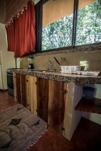 a kitchen with a sink and a window at Blanconejo de Montezuma in Montezuma