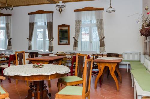 Reštaurácia alebo iné gastronomické zariadenie v ubytovaní Penzion SPORTINO