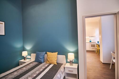 ブダペストにあるK29 Apartment | Budapestの青い壁のベッドルーム1室(ベッド1台付)