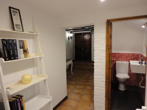 バレンシアにあるCenter Valenciaのバスルーム(トイレ、洗面台付)