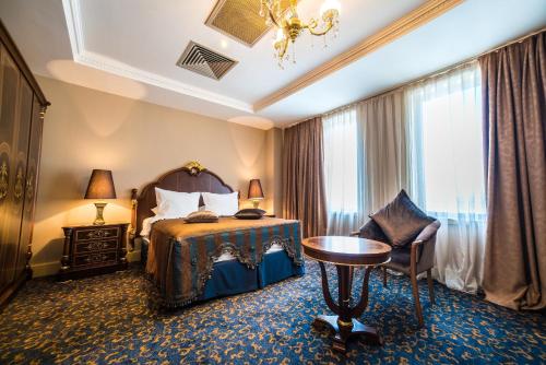 Ліжко або ліжка в номері Hotel Intourist Palace Batumi