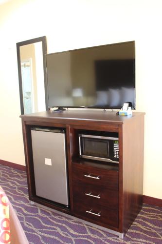 TV a/nebo společenská místnost v ubytování Express Inn and Suites