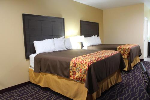 una habitación de hotel con 2 camas en una habitación en Express Inn and Suites, en Humble