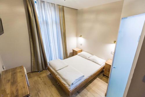 Postel nebo postele na pokoji v ubytování Kaplan Hotel