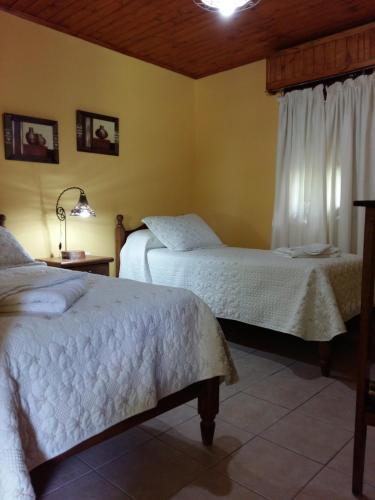 Una cama o camas en una habitación de Estancia Don Jose- GuenGuel