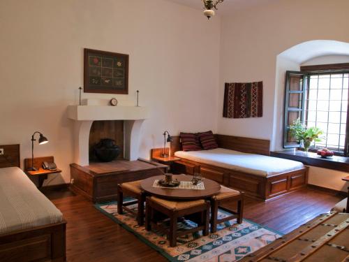 Кровать или кровати в номере Mansion Karagiannopoulou