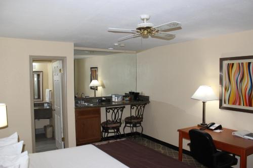 Una habitación de hotel con una cama, un escritorio y un baño. en Best Western Jacksonville near Little Rock Air Force Base, en Jacksonville