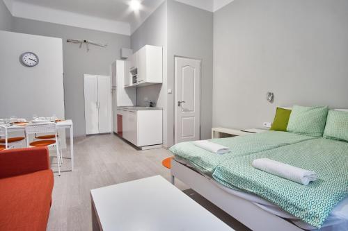 ブダペストにあるHILD-2 Apartments | Budapestのベッドとキッチン付きの小さな部屋