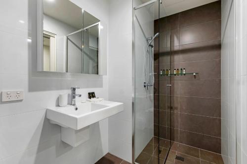 Un baño de Astra Apartments Newcastle Beach