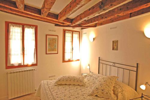 ヴェネツィアにある1410 Castelloのベッドルーム1室(ベッド1台、窓2つ付)