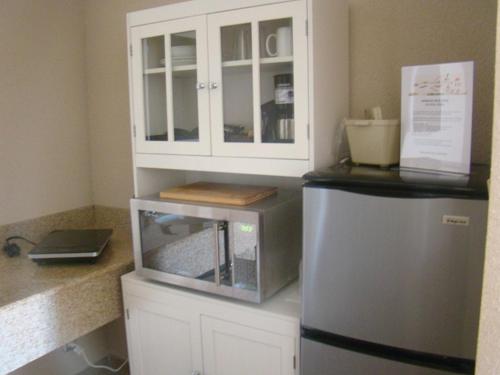 
A kitchen or kitchenette at Shoreside Inn & Suites
