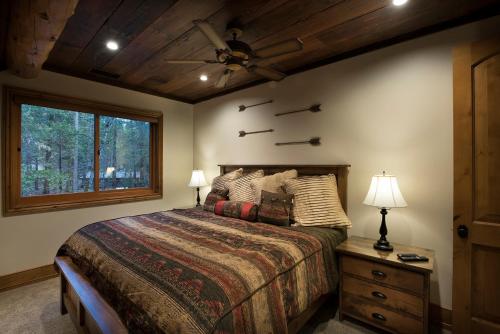 Ένα ή περισσότερα κρεβάτια σε δωμάτιο στο 1R Rustic Retreat