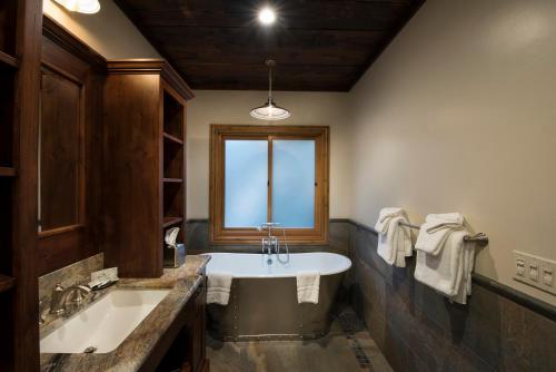 Ένα μπάνιο στο 1R Rustic Retreat