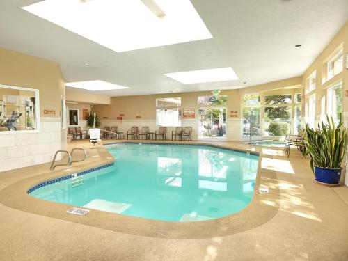 
The swimming pool at or near Crystal Inn Hotel & Suites - Salt Lake City
