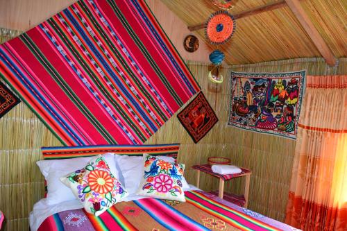 Katil atau katil-katil dalam bilik di Titicaca Aruntawi Lodge Peru