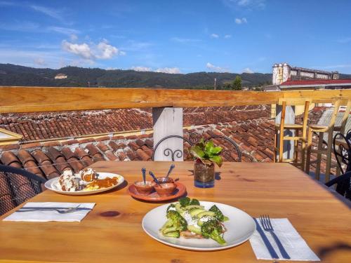 En generel udsigt til bjerge eller udsigt til bjerge taget fra kroen