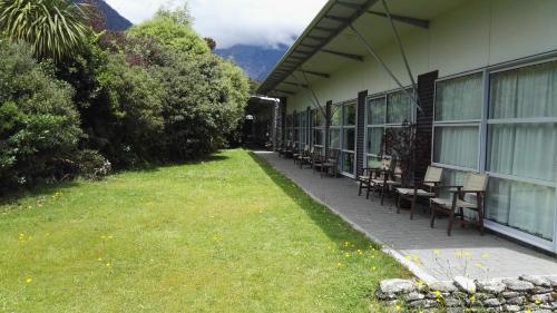 Un jardín fuera de The Westhaven Motel