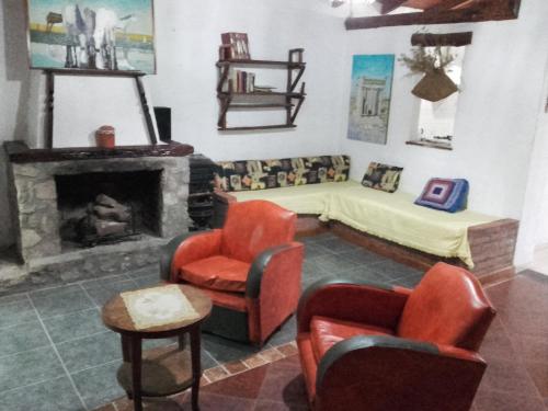 a living room with two chairs and a fireplace at Luna Azul in Nono