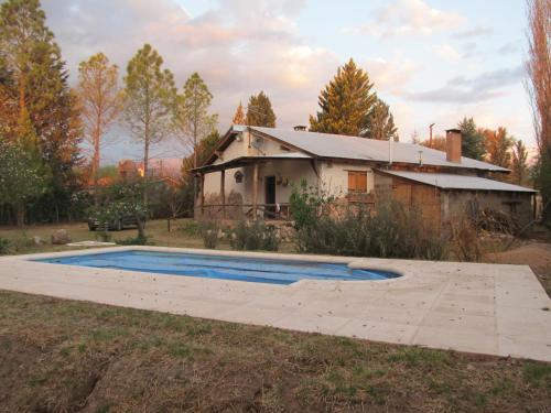une maison avec une piscine dans la cour dans l'établissement Luna Azul, à Nono