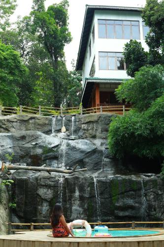 Bazén v ubytování Lakkidi Village Resort Wayanad nebo v jeho okolí