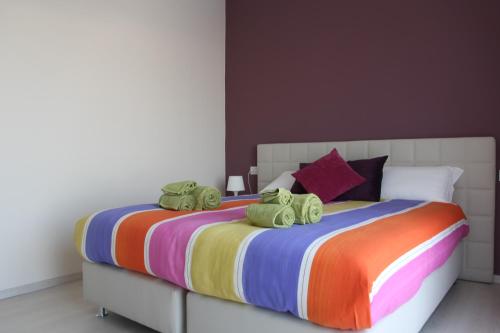 łóżko z dwoma pluszakami na górze w obiekcie Il colore dei sogni w mieście Due Carrare