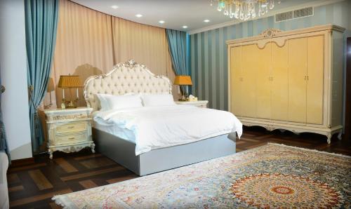 En eller flere senge i et værelse på Hotel Arai Plaza
