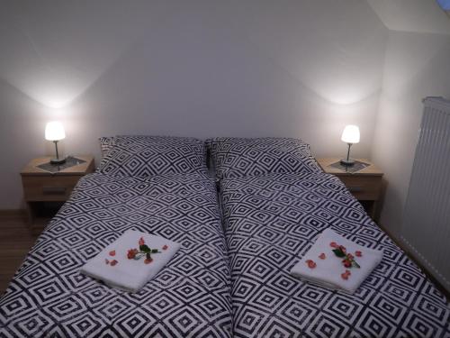 Ένα ή περισσότερα κρεβάτια σε δωμάτιο στο Pizzéria Viktória