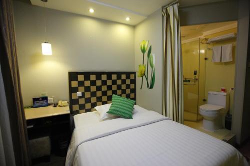 Un pat sau paturi într-o cameră la Zhong An Hotel Beijing