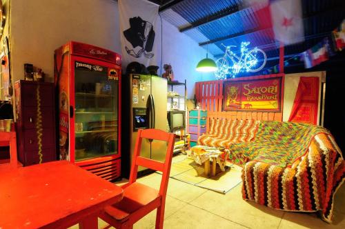 a room with a couch and a chair and a table at Hostal La Casa de Juan in Valle de Anton