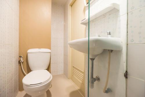 ein Badezimmer mit Toilette und Waschbecken in der Unterkunft The Corner Ratchada in Bangkok
