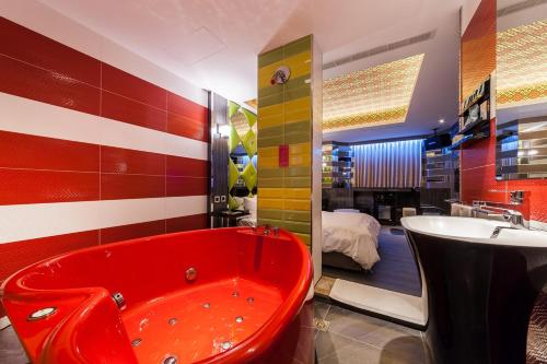 a bathroom with a red tub and a sink at 響悅汽車旅館 in Xinwu