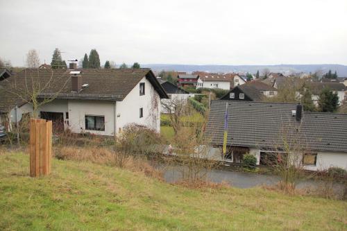 ミヒェルシュタットにあるFerienwohnung Klimekの川の横の丘の上の家屋群