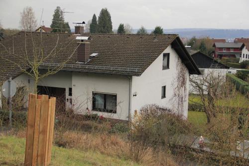 una pequeña casa blanca en un campo en Ferienwohnung Klimek, en Michelstadt