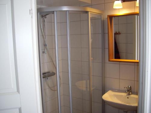 y baño con ducha y lavamanos. en MårtenLiens Gård, en Åre