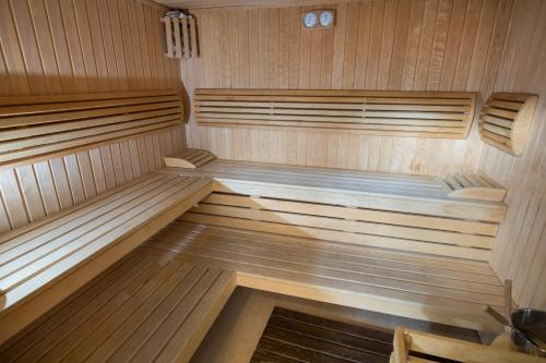 a large wooden sauna with wooden benches in it at Hotel Ameliówka in Masłów