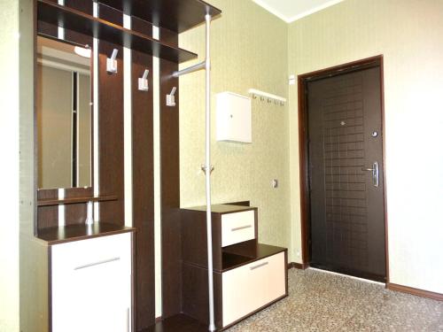 トゥーラにあるInndays on Micheeva 25の鏡付きのクローゼットとドアが備わる客室です。