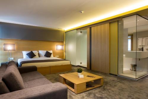 een hotelkamer met een bed en een bank bij Rilets Resort & Spa in Rilski Manastir