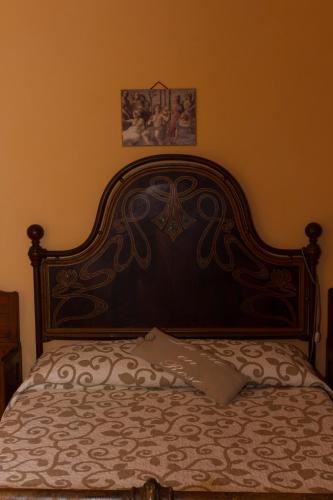 a bed with a wooden headboard in a bedroom at Montanari Agrivillage in Narni