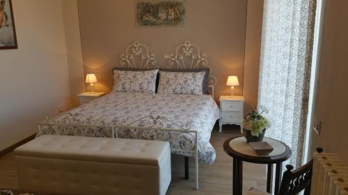 sypialnia z łóżkiem i otomaną w obiekcie La Casatella Agriturismo w Albie