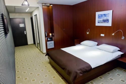 1 dormitorio con 1 cama grande en una habitación en Bed & Breakfast Olsi, en Chişinău
