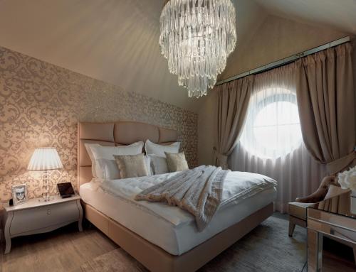 Tempat tidur dalam kamar di PALOMA Průhonice