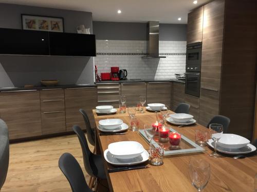 une salle à manger avec une table et des chaises dans une cuisine dans l'établissement Le Rocher, à Sainte-Foy-Tarentaise