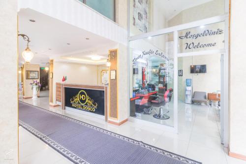 a shopping mall with a store window with a salon at Hotel Dosco in Van