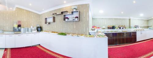 a large room with aasteryasteryasteryasteryasteryasteryasteryasteryasteryasteryastery at Hotel Dosco in Van