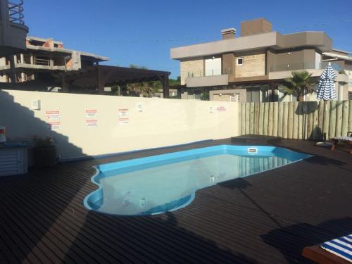a swimming pool on the roof of a house at Marin Château Empreendimentos Turísticos in Bombinhas
