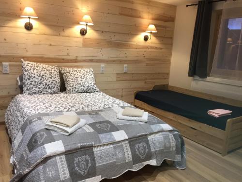 - une chambre avec un lit et 2 serviettes dans l'établissement Le Rocher, à Sainte-Foy-Tarentaise