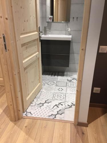 La salle de bains est pourvue d'un lavabo. dans l'établissement Le Rocher, à Sainte-Foy-Tarentaise