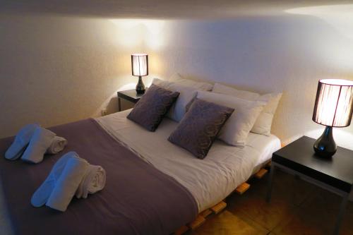 une chambre avec un grand lit avec des serviettes dessus dans l'établissement Nestor&Jeeves - SQUARE PROMENADE - Central - Direct access sea, à Nice